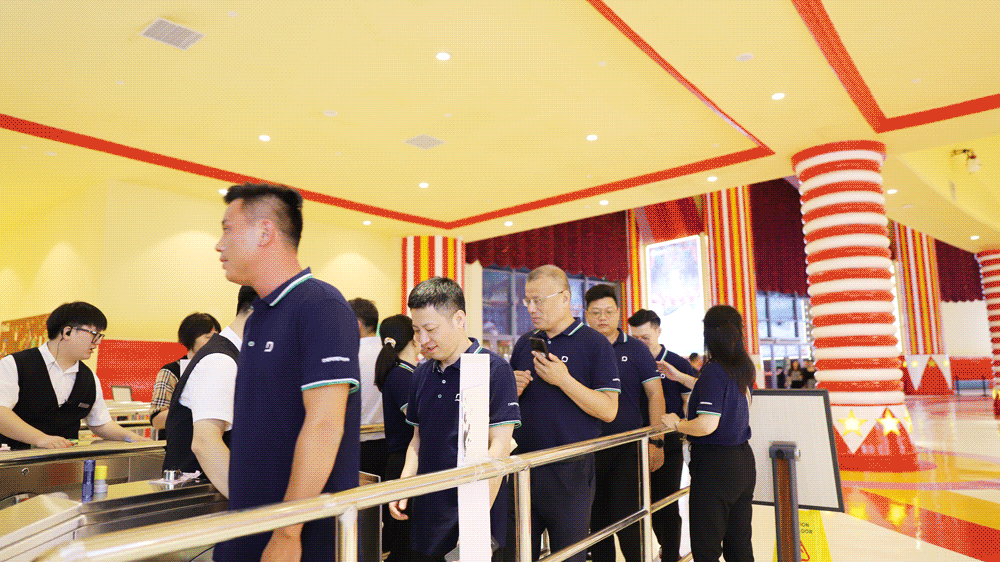 1696380206892294.gif 进入大马戏会场1.gif